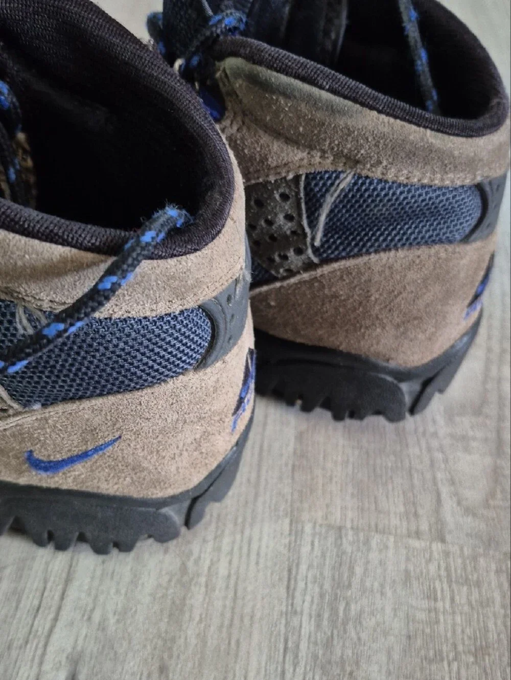 Nike Men's Brown and Blue Trail Boots with Lace-Up Support
